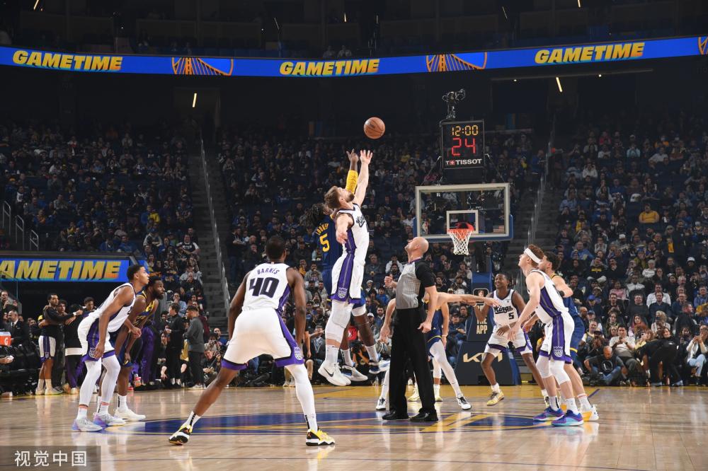 多观众驻足 多观众驻足