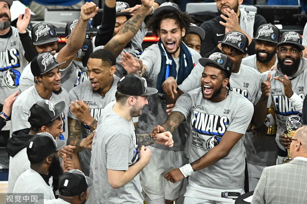 球送入禁区 球送入禁区